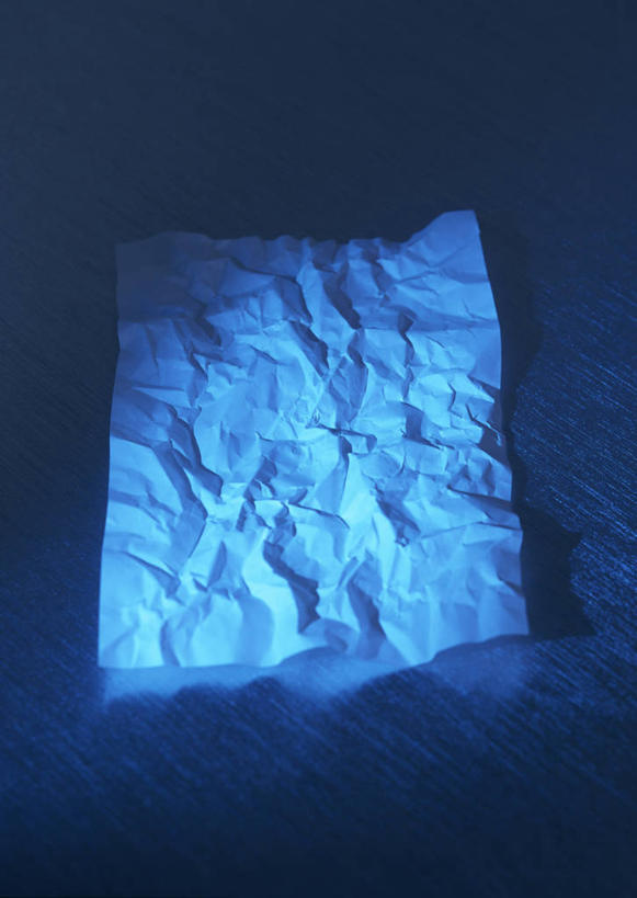 无人,竖图,俯视,室内,特写,白天,静物,一张,阴影,灰色背景,褶皱,反射,影子,纸,复印纸,纸张,白色,摄影,影棚,彩图,高角度拍摄,影棚拍摄,拍摄