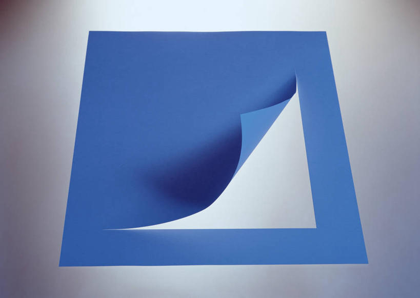 无人,横图,俯视,室内,特写,白天,静物,阴影,灰色背景,曲折,弯曲,反射,图形,图纸,影子,正方形,纸,绘图纸,纸张,几何,镂空,蓝色,摄影,蜿蜒,影棚,数学,彩图,高角度拍摄,影棚拍摄,拍摄,几何图形,平面图形,正四边形