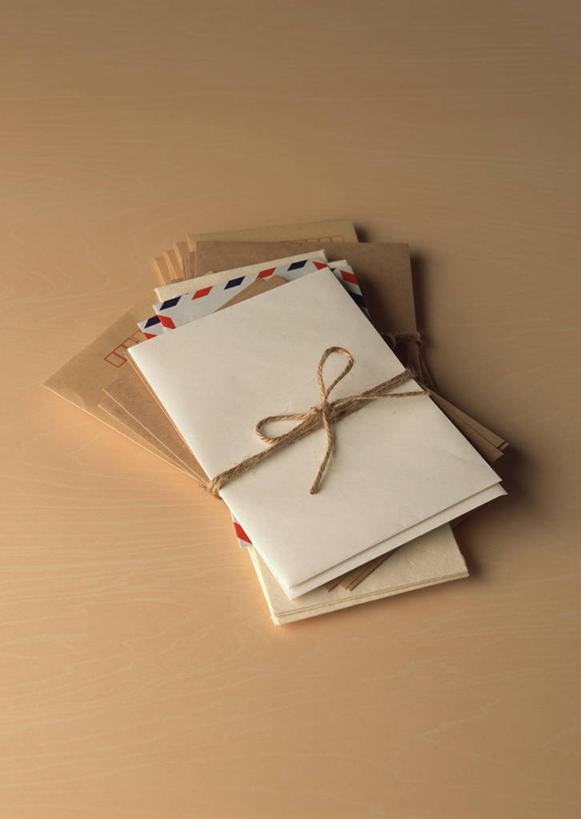 无人,竖图,俯视,室内,特写,白天,静物,阴影,反射,信封,影子,纸,稿纸,信纸,纸张,便签纸,绳子,摄影,影棚,褐色背景,信件,捆绑,绳索,绑缚,函件,彩图,高角度拍摄,影棚拍摄,拍摄,速写纸,文稿纸,演算纸