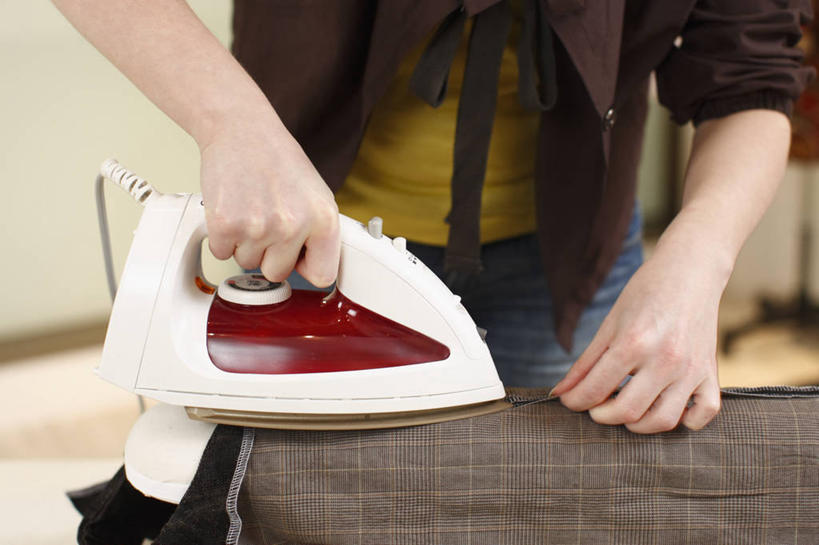 东方人,手,一个人,设计师,站,横图,俯视,室内,特写,白天,亚洲,双手,仅一个年轻女性,仅一个女性,仅一个人,握,花纹,服装,布,电器,图案,拿,布纹,拿着,休闲装,黄种人,熨斗,熨烫,衣服,站着,服装设计师,休闲,手部,休闲服,握着,服饰,烫衣板,布匹,电熨斗,家电,家用电器,熨衣板,服装师,家居用品,电熨板,烫衣,家庭用品,电烫斗,火斗,年轻女性,女人,女性,亚洲人,美术设计员,设计,设计家,设计者,站立,半身,彩图,高角度拍摄