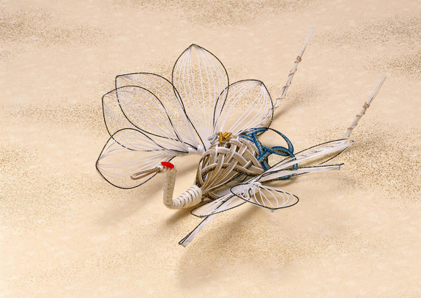 无人,横图,俯视,室内,特写,白天,桌面,桌子,静物,阴影,辟邪,艺术,反射,木制,影子,手工艺品,艺术品,文化,木制品,工艺品,祈祷,健康,许愿,祈求,护身符,高雅,自信心,品位,驱邪,护符,保佑,庇佑,御守,花纸绳,日本水引,日本水引绣,水引绣,平安,彩图,高角度拍摄