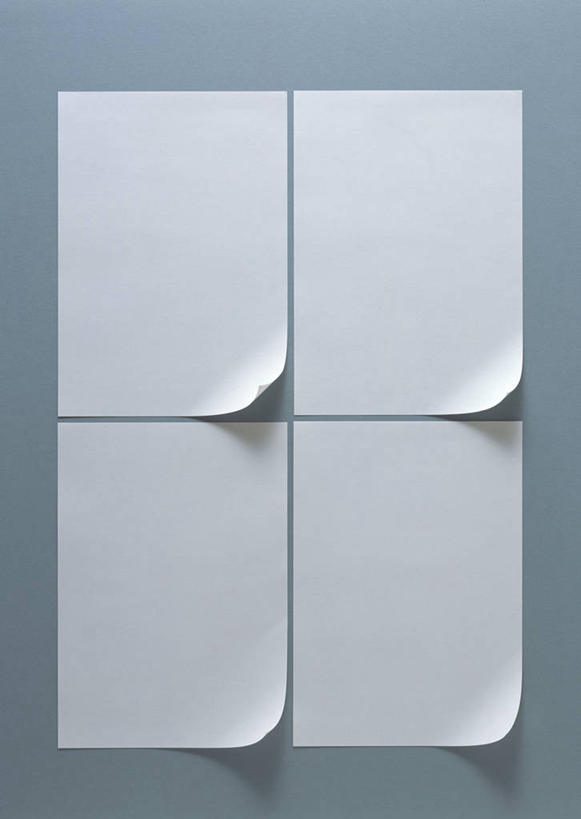 无人,竖图,俯视,室内,特写,白天,桌面,桌子,静物,一排,阴影,整齐,并列,并排,反射,木制,影子,纸,四张,排列,白色,木制品,摄影,影棚,卫生,队列,平行,纯真,洁净,光明,恬静,中间色,朴素,清白,彩图,高角度拍摄,影棚拍摄,拍摄