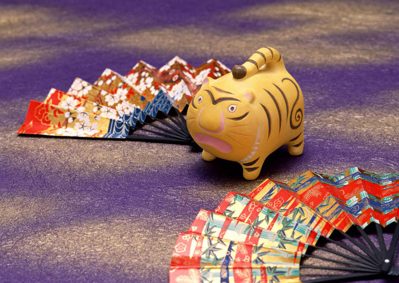 无人,横图,俯视,室内,特写,白天,桌面,桌子,哺乳动物,虎,野生动物,静物,雕塑,阴影,辟邪,艺术,装饰,反射,木制,雕刻,雕像,扇子,影子,折扇,纸扇,两把,清凉,凉爽,文化,动物,木制品,工艺品,祈祷,健康,许愿,纪念,祈求,护身符,美术,主题,凶猛,陈列,功能,美学,驱邪,撒扇,护符,保佑,庇佑,御守,残暴,平安,凶残,老虎,彩图,高角度拍摄,传统文化