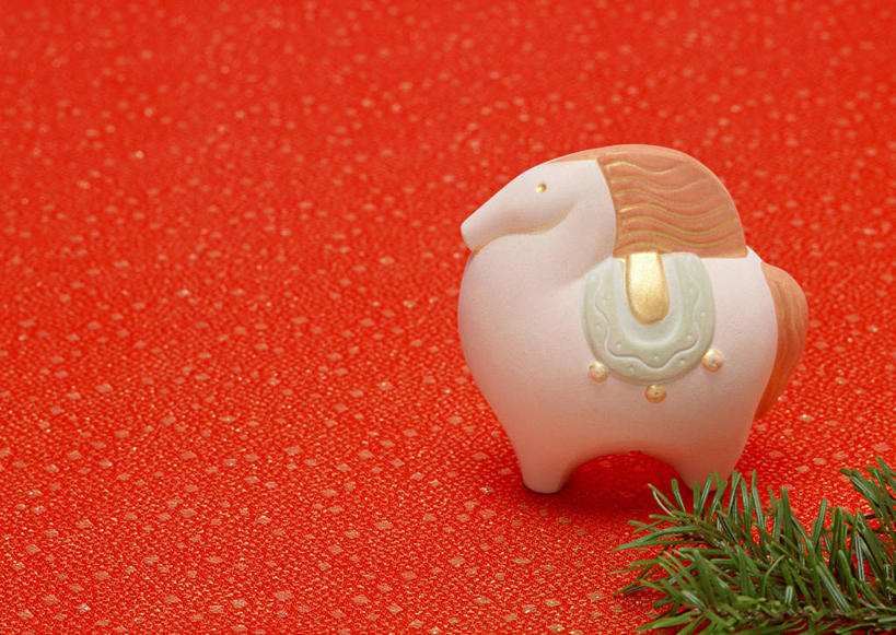 无人,横图,俯视,室内,特写,白天,植物,桌面,桌子,静物,叶子,雕塑,阴影,红色背景,辟邪,艺术,装饰,反射,木制,雕刻,雕像,纹理,影子,绿叶,文化,一个,绿色,木制品,工艺品,祈祷,健康,嫩叶,许愿,摄影,影棚,单个,纪念,祈求,护身符,美术,主题,陈列,肌理,功能,美学,驱邪,护符,保佑,庇佑,御守,平安,叶,叶片,叶脉,彩图,高角度拍摄,影棚拍摄,拍摄