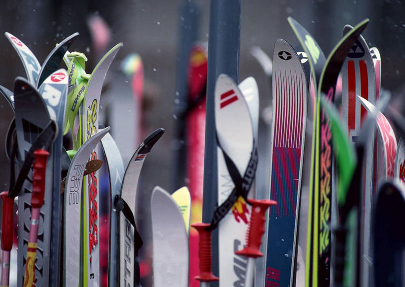 无人,横图,室外,特写,白天,正面,雪,大雪,许多,朦胧,模糊,积雪,雪景,冬季,冬天,很多,运动器械,健身器械,寒冷,滑雪板,健身器材,滑雪装备,严寒,彩图,运动器材