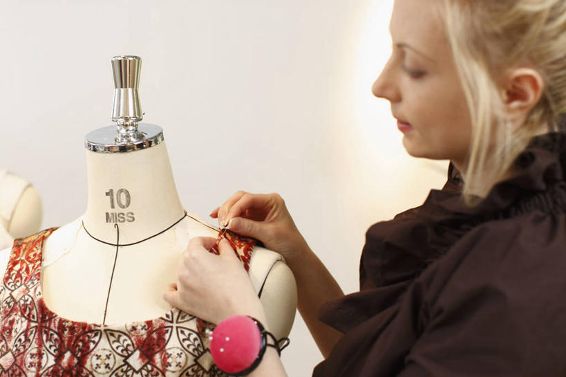 东方人,一个人,设计师,站,横图,室内,白天,白色背景,侧面,裙子,亚洲,仅一个年轻女性,仅一个女性,仅一个人,握,连衣裙,服装,人造模特,拿,拿着,注视,休闲装,黄种人,针,衣服,观察,看,站着,休闲,休闲服,握着,摄影,服饰,影棚,道具,观看,缝纫,察看,缝衣针,针线,关注,服装模特,模特道具,时装道具,展示道具,服装模特道具,陈列道具,针包,针垫,年轻女性,女人,女性,亚洲人,美术设计员,设计,设计家,设计者,站立,半身,彩图,影棚拍摄,拍摄