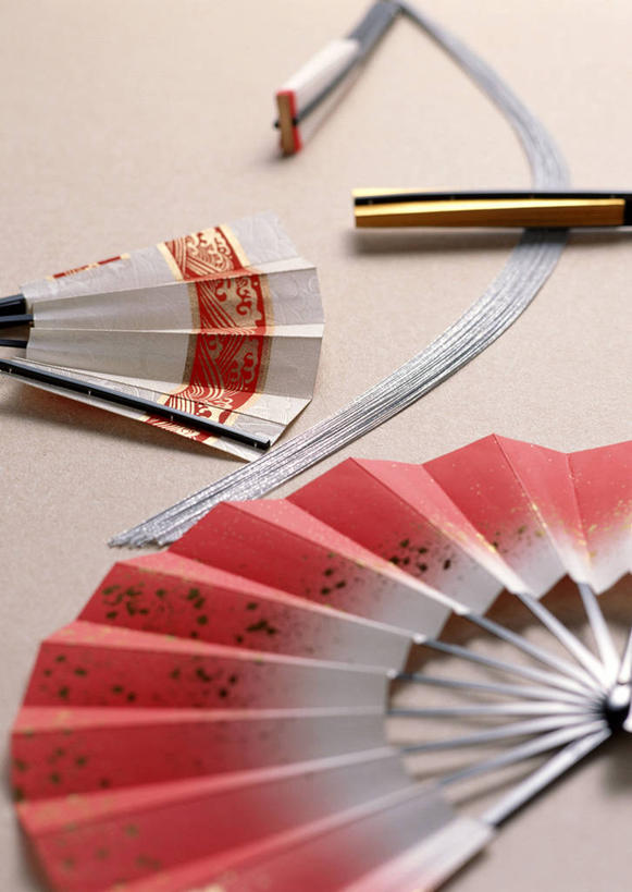 无人,竖图,俯视,室内,特写,白天,桌面,桌子,静物,阴影,艺术,反射,木制,扇子,影子,折扇,纸扇,手工艺品,艺术品,清凉,凉爽,文化,红色,木制品,工艺品,高雅,自信心,品位,撒扇,花纸绳,日本水引,日本水引绣,水引绣,彩图,高角度拍摄,传统文化