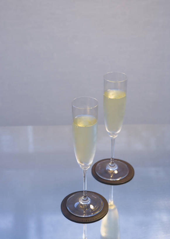 葡萄酒,无人,竖图,俯视,室内,特写,白天,奢侈,快乐,桌面,桌子,杯子,阴影,反射,木制,高脚杯,影子,杯垫,两杯,浪漫,玻璃制品,酒,饮料,两个,酒杯,木制品,垫子,香槟,诱惑,香槟杯,气泡酒,起泡酒,汽酒,玻璃杯,彩图,高角度拍摄,高兴,欢笑