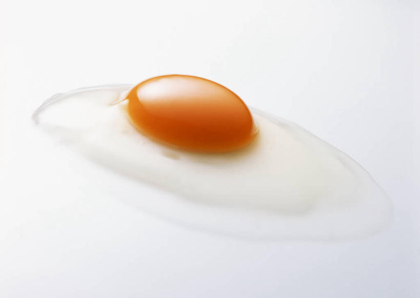 无人,横图,俯视,室内,特写,白天,白色背景,桌面,桌子,阴影,透明,反射,木制,影子,蛋,蛋黄,蛋清,鸡蛋,一个,黄色,木制品,摄影,影棚,单个,草鸡蛋,卵,通明,彩图,高角度拍摄,影棚拍摄,拍摄