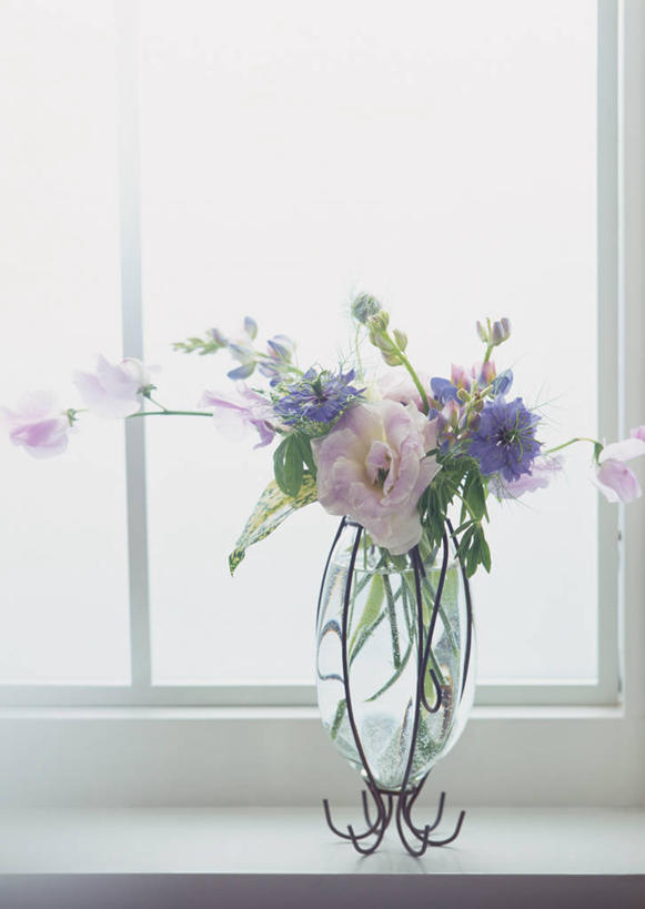 无人,竖图,室内,特写,白天,正面,爱情,智慧,窗户,花瓶,阴影,艺术,装饰,盛开,反射,影子,羽扇豆,香豌豆,鲁冰花,花蕾,文化,玻璃窗,玻璃制品,花,花瓣,花朵,鲜花,一个,插花,玻璃瓶,瓶子,花苞,花蕊,母爱,单个,华丽,修饰,插花艺术,桔梗花,僧冠帽,点缀,豌豆花,创造,创作,想象,柔顺,白羽扇豆,六角荷,永恒,梗草,悲哀,衬托,美观,雅致,雅观,奉献,无私,腐香豌豆,花豌豆,诚实,无望,苦涩,彩图