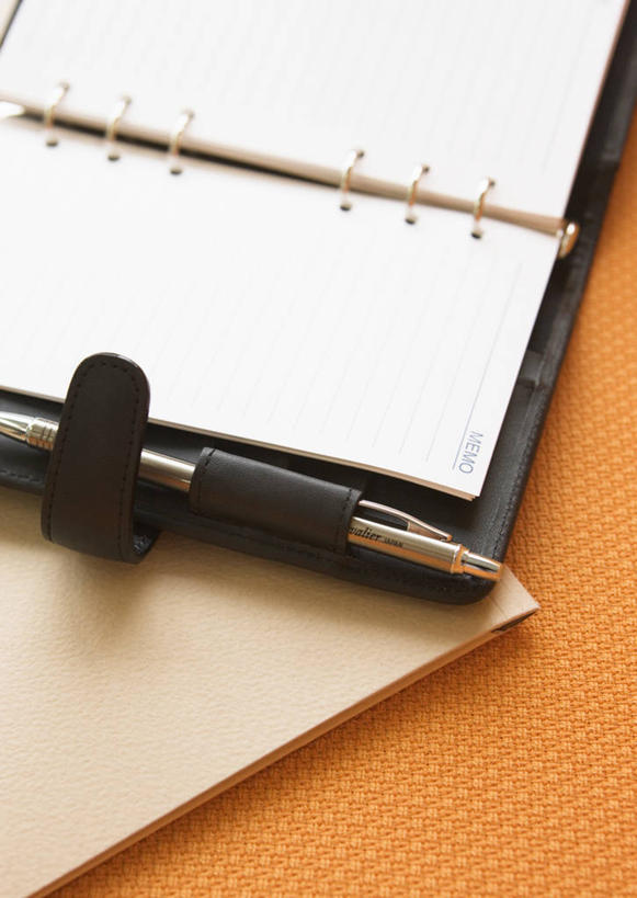 无人,竖图,俯视,室内,特写,白天,桌面,桌子,静物,阴影,反射,木制,笔,影子,办公用品,记事本,圆珠笔,文具,本子,笔记本,木制品,学习用品,文具用品,彩图,高角度拍摄