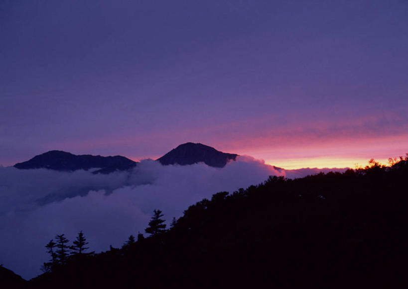无人,横图,室外,白天,正面,旅游,度假,日出,石头,美景,森林,山,山脉,树林,太阳,植物,日本,亚洲,阴影,光线,石子,影子,景观,山峰,朝霞,晨曦,黎明,山峦,娱乐,树,树木,绿色,阳光,自然,群山,享受,休闲,景色,放松,生长,成长,自然风光,东亚,本州,本州岛,日本国,中部地方,山梨,山梨县,日本阿尔卑斯山脉,石块,岩石,朝阳,彩图,卯时,破晓,日始