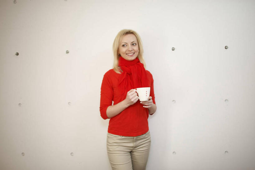 东方人,一个人,商务人士,商务女性,办公室,站,笑,微笑,露齿笑,横图,室内,白天,正面,毛衣,杯子,亚洲,仅一个年轻女性,仅一个女性,仅一个人,握,套装,陶瓷,墙,陶瓷制品,拿,拿着,注视,黄种人,墙壁,墙面,红色,白色,马克杯,水杯,观察,看,站着,握着,观看,察看,关注,商务装,线衫,工薪阶层,毛线衣,绒线衣,年轻女性,女人,女性,亚洲人,白领,上班族,站立,半身,彩图,绒衣,套衫,套头毛衣,线衣