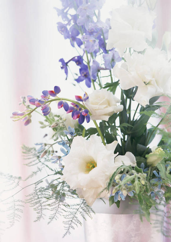 无人,竖图,室内,特写,白天,正面,爱情,智慧,花瓶,朦胧,模糊,艺术,装饰,盛开,陶瓷,羽扇豆,鲁冰花,陶瓷制品,花蕾,文化,花,花瓣,花朵,鲜花,插花,瓶子,花苞,花蕊,母爱,华丽,修饰,插花艺术,桔梗花,僧冠帽,点缀,创造,创作,想象,柔顺,白羽扇豆,萝小花,六角荷,永恒,梗草,悲哀,衬托,美观,雅致,雅观,奉献,无私,诚实,翠雀,无望,苦涩,大花飞燕草,飞燕草,彩图