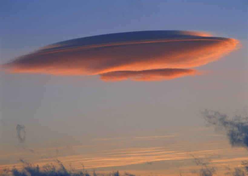 无人,横图,室外,白天,仰视,旅游,度假,美景,日落,景观,晚霞,霞光,落日,娱乐,自然,黄昏,享受,休闲,景色,彩霞,放松,自然风光,夕照,薄暮,飞碟云,荚状高积云,荚状云,夕阳,彩图,低角度拍摄,傍晚,斜阳