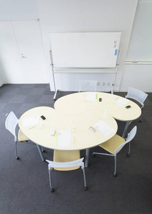 无人,会议室,竖图,俯视,室内,白天,家具,桌子,椅子,阴影,反射,影子,办公桌,会议桌,白板,会议椅,办公椅,记录板,记事板,办公家具,商务椅,培训椅,彩图,高角度拍摄