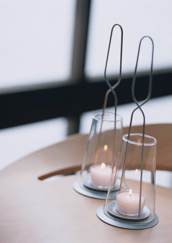 无人,竖图,俯视,室内,特写,白天,窗户,桌面,桌子,蜡烛,阴影,朦胧,模糊,光线,木制,火焰,影子,烛光,燃烧,玻璃窗,两个,木制品,香薰,点燃,放松,芳香疗法,舒心,舒缓,养颜,减压,烛炬,香薰疗法,彩图,高角度拍摄,香薰蜡烛