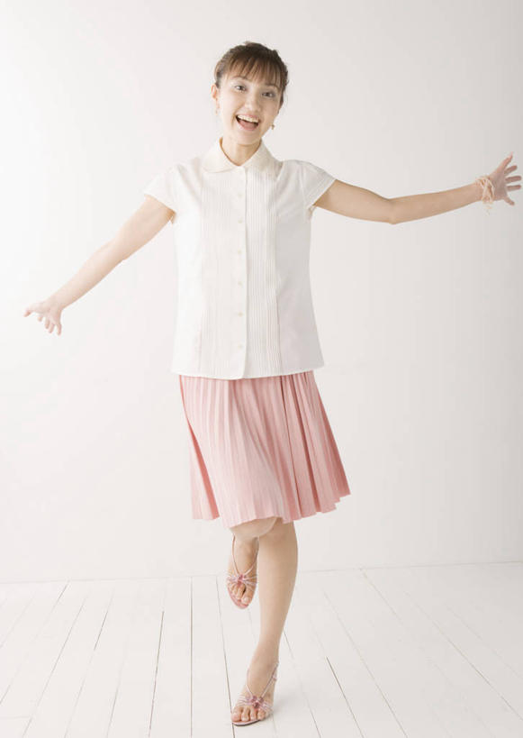 东方人,一个人,伸展双臂,笑,微笑,露齿笑,竖图,室内,白天,白色背景,正面,裙子,亚洲,仅一个年轻女性,仅一个女性,仅一个人,阴影,服装,反射,影子,抬腿,注视,休闲装,黄种人,衣服,粉色,观察,看,休闲,休闲服,短裙,摄影,服饰,影棚,观看,半身裙,百褶裙,察看,关注,年轻女性,女人,女性,亚洲人,敞开双臂,伸开双臂,展开双肩,张开手臂,张开双臂,彩图,全身,影棚拍摄,拍摄