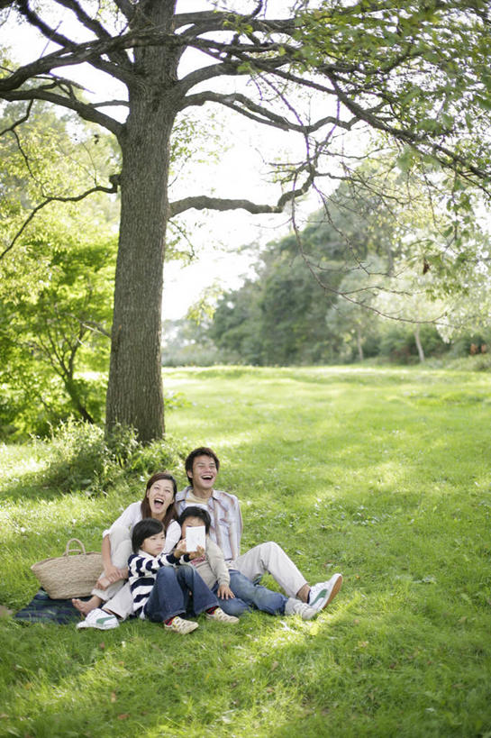 东方人,儿童,家庭,夫妻,母亲,父亲,儿子,坐,竖图,室外,白天,正面,爱情,纯洁,草地,草坪,树林,植物,亚洲,握,阴影,服装,裤子,光线,影子,浪漫,注视,牛仔裤,休闲装,黄种人,草,树,树木,小孩,衣服,绿色,阳光,自然,观察,看,靠,靠着,休闲,温暖,温馨,父子,母子,一家人,休闲服,恩爱,父爱,可爱,母爱,童年,童趣,握着,恋人,服饰,生长,成长,观看,和睦,察看,个人,关注,童真,烂漫,无邪,天真,男孩,男人,男性,年轻男性,年轻女性,女人,女性,亚洲人,孩子,年轻人,夫妇,情侣,抬头,仰头,坐着,彩图,全身,伴侣,融洽,男生