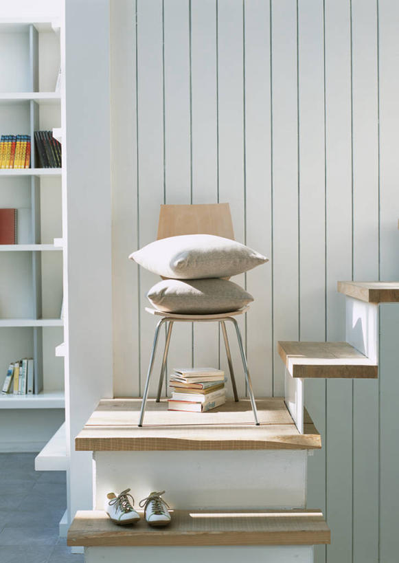 无人,竖图,室内,白天,正面,靠垫,楼梯,书籍,鞋子,椅子,许多,阴影,反射,影子,阶梯,木椅,墙,靠枕,墙壁,墙面,台阶,白色,垫子,书柜,拖鞋,枕头,书橱,书,图书,彩图