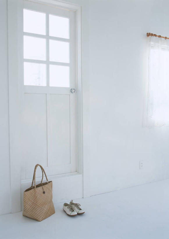 无人,竖图,室内,白天,正面,窗户,窗帘,门,静物,鞋子,一双,阴影,装饰,反射,包,影子,墙,地面,玻璃窗,墙壁,墙面,一个,白色,帘子,门框,遮阳,单个,休闲鞋,华丽,修饰,单肩包,点缀,衬托,美观,雅致,雅观,彩图,草编包