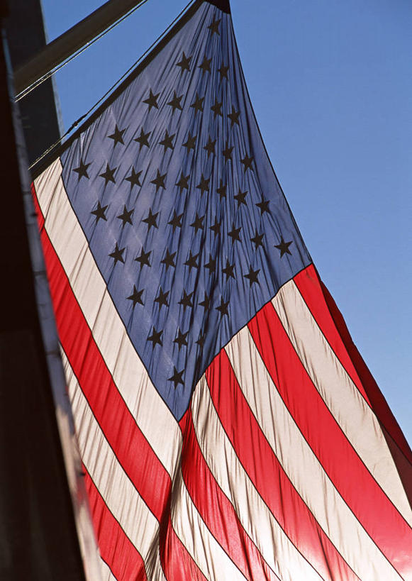 无人,竖图,室外,特写,白天,仰视,旅游,度假,标志建筑,城市,地标,建筑,旗帜,国旗,纽约,美国,阴影,光线,影子,曼哈顿,娱乐,建设,星条旗,蓝色,蓝天,天空,阳光,天,享受,休闲,旅游胜地,放松,美国国旗,晴朗,北美,北美洲,美洲,第五大道,纽约州,万里无云,帝国之州,帝国州,北亚美利加洲,亚美利加洲,纽约第五街,旗,晴空,晴空万里,彩图,低角度拍摄,美利坚合众国国旗,曼哈顿岛