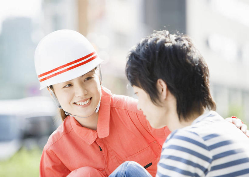 东方人,两个人,护士,坐,蹲,笑,微笑,露齿笑,横图,室外,白天,正面,工作服,制服,草地,草坪,植物,帽子,亚洲,服装,朦胧,模糊,头盔,注视,休闲装,黄种人,草,衣服,绿色,安全帽,观察,看,休闲,休闲服,服饰,抱膝,观看,察看,白衣天使,伤员,关注,工作制服,男人,男性,年轻男性,年轻女性,女人,女性,亚洲人,蹲着,坐着,半身,彩图,工作套服