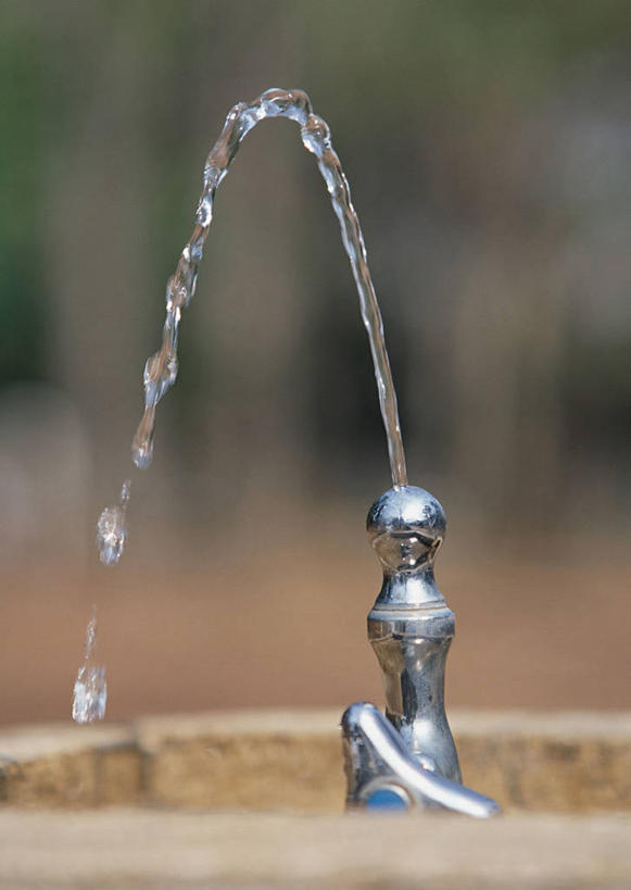 无人,竖图,室外,特写,白天,正面,水,阴影,飞溅,朦胧,模糊,溅,光线,水龙头,液体,影子,水滴,开关,水珠,阳光,打开,阀门,开启,喷洒,水咀,彩图