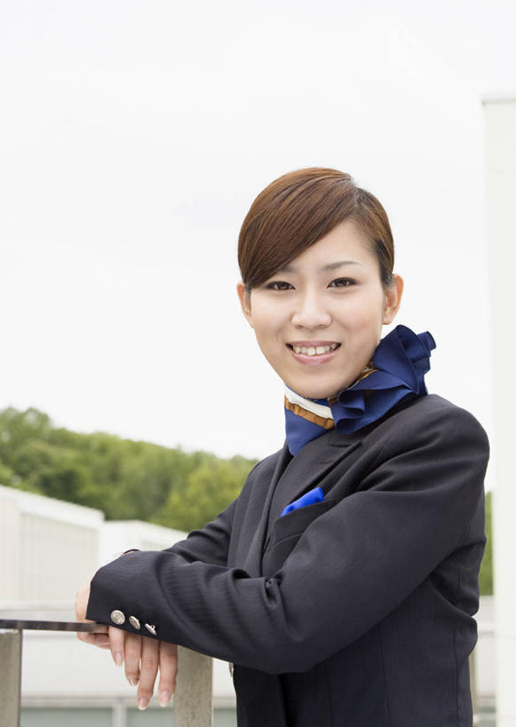 东方人,一个人,空姐,站,笑,微笑,露齿笑,竖图,室外,白天,侧面,工作服,制服,植物,亚洲,仅一个年轻女性,仅一个女性,仅一个人,阴影,光线,影子,扭头,注视,黄种人,领巾,树,树木,蓝色,绿色,蓝天,天空,阳光,自然,围巾,天,观察,看,站着,转头,乘务员,航空乘务员,空乘,搭,生长,晴朗,成长,观看,察看,搭着,关注,万里无云,工作制服,年轻女性,女人,女性,亚洲人,晴空,晴空万里,站立,半身,彩图,工作套服