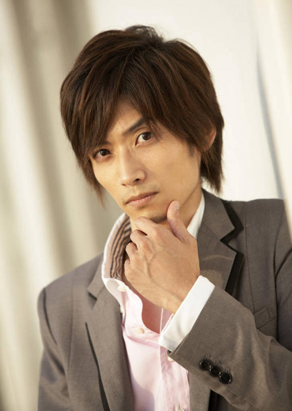 东方人,手,一个人,商务人士,商务男性,站,竖图,室外,白天,正面,衬衫,亚洲,仅一个男性,仅一个人,撑,阴影,套装,朦胧,模糊,光线,影子,墙,托腮,注视,黄种人,墙壁,墙面,仅一个年轻男性,阳光,观察,看,托,站着,手部,观看,单手,察看,关注,托下巴,商务装,工薪阶层,单手托腮,男人,男性,年轻男性,亚洲人,白领,上班族,站立,半身,彩图,衬衣