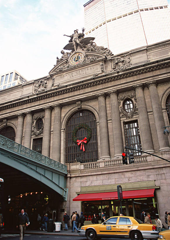 无人,竖图,室外,白天,仰视,旅游,度假,安全,标志建筑,城市,道路,地标,建筑,路,公路,出租车,汽车,雕塑,纽约,美国,阴影,艺术,装饰,光线,雕刻,雕像,影子,红绿灯,曼哈顿,信号灯,交通,娱乐,建设,中央车站,车,蓝色,蓝天,天空,阳光,工艺品,交通工具,轿车,天,享受,休闲,旅游胜地,放松,警示,晴朗,纪念,美术,北美,北美洲,提示,载具,主题,的士,美洲,计程车,流通,陈列,交通信号灯,纽约州,万里无云,帝国之州,帝国州,行人信号灯,功能,美学,北亚美利加洲,亚美利加洲,大广场车站,大中央车站,大中央火车总站,晴空,晴空万里,马路,彩图,低角度拍摄,曼哈顿岛