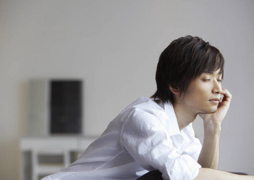 东方人,一个人,坐,闭眼,睡,横图,室内,白天,侧面,桌子,亚洲,仅一个男性,仅一个人,撑,阴影,服装,朦胧,模糊,反射,影子,墙,托腮,休闲装,黄种人,墙壁,墙面,仅一个年轻男性,衣服,托,休闲,休闲服,服饰,托下巴,单手托腮,男人,男性,年轻男性,亚洲人,闭眼睛,闭着眼,闭着眼睛,困,困觉,寝息,睡觉,坐着,半身,彩图