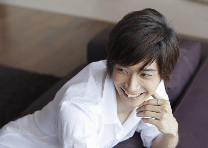 东方人,一个人,客厅,坐,笑,微笑,露齿笑,横图,俯视,室内,白天,沙发,亚洲,仅一个男性,仅一个人,撑,阴影,服装,朦胧,模糊,反射,影子,扭头,托腮,注视,休闲装,黄种人,仅一个年轻男性,衣服,白色,观察,看,托,转头,休闲,休闲服,服饰,观看,察看,起居室,关注,托下巴,布艺沙发,客堂,单手托腮,男人,男性,年轻男性,亚洲人,坐着,半身,彩图,高角度拍摄