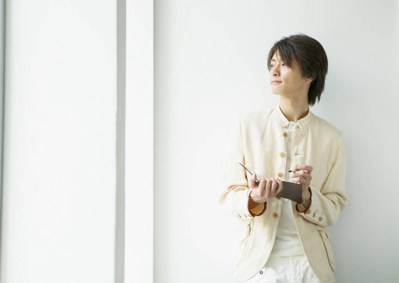 东方人,一个人,设计师,站,横图,室内,白天,正面,窗户,落地窗,亚洲,仅一个男性,仅一个人,握,服装,笔,墙,办公用品,记事本,拿,拿着,扭头,注视,休闲装,黄种人,水笔,玻璃窗,墙壁,墙面,文具,仅一个年轻男性,衣服,白色,本子,笔记本,学习用品,观察,看,站着,转头,服装设计师,休闲,休闲服,握着,服饰,观看,文具用品,察看,关注,服装师,男人,男性,年轻男性,亚洲人,美术设计员,设计,设计家,设计者,站立,半身,彩图