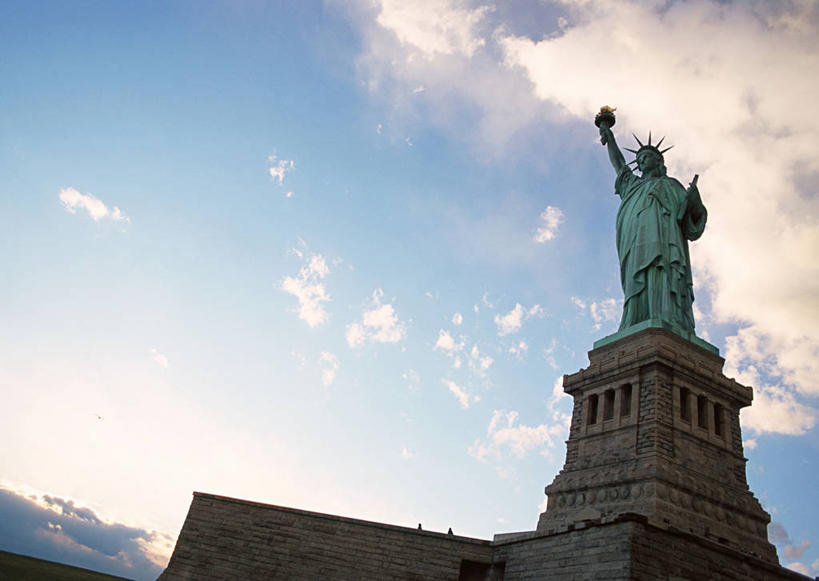 西方人,一个人,无人,横图,室外,白天,仰视,旅游,度假,自由,名胜古迹,城市,地标,雕塑,自由女神像,欧洲,纽约,美国,欧洲人,仅一个年轻女性,仅一个女性,仅一个人,自由女神,遗迹,雕刻,雕像,云,云朵,曼哈顿,云彩,火炬,古迹,历史,文物,娱乐,古建筑,哈德逊河,自由岛,蓝色,白云,蓝天,天空,天,享受,休闲,旅游胜地,放松,晴朗,北美,北美洲,美好,美洲,追求,古文明,向往,世界文化遗产,纽约市,纽约州,北亚美利加洲,亚美利加洲,自由女神国家纪念区,自由女神铜像国家纪念碑,年轻女性,女人,女性,白种人,晴空,彩图,低角度拍摄,全身,曼哈顿岛,标志性建筑