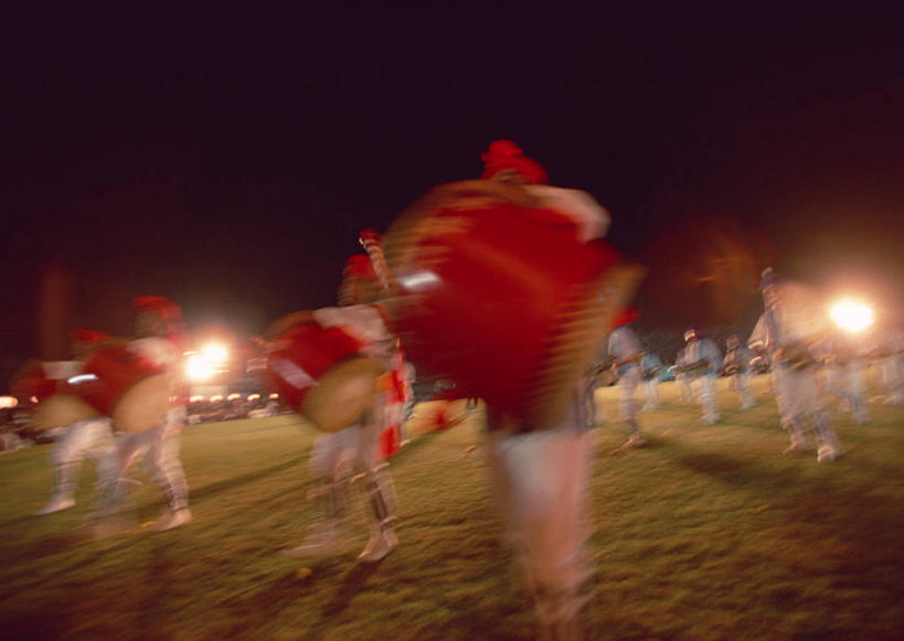 东方人,站,横图,室外,夜晚,正面,民族服装,戏服,游戏,草地,草原,植物,亚洲,表演,握,阴影,节日,朦胧,模糊,庆祝,光线,影子,旷野,灯光,鼓,乐器,许多人,玩,注视,黄种人,文化,娱乐,草,绿色,观察,看,站着,一群人,庆典,休闲,握着,观看,活动,纪念,打击乐器,察看,发泄,关注,消遣,智力,原野,角色扮演,宣泄,腰鼓,演戏,男人,男性,年轻男性,亚洲人,玩耍,嬉戏,站立,半身,彩图,传统服装,民俗服