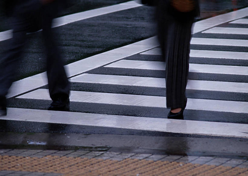 东方人,两个人,商务人士,商务男性,商务女性,走,横图,俯视,室外,白天,衬衫,暴风雨,暴雨,大暴雨,道路,路,人行横道,公路,亚洲,行人,套装,朦胧,模糊,人行道,交通,黄种人,路人,人行横道线,商务装,工薪阶层,过客,男人,男性,年轻男性,年轻女性,女人,女性,亚洲人,白领,上班族,斑马线,马路,步行,散步,走路,半身,彩图,高角度拍摄,衬衣