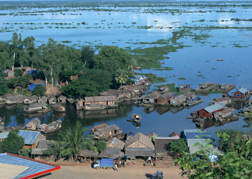 无人,家,木屋,横图,俯视,室外,白天,旅游,度假,湖,湖泊,美景,树林,水,植物,船,柬埔寨,亚洲,湖面,景观,水流,水面,木船,娱乐,住宅,树,树木,绿色,自然,交通工具,湖水,享受,休闲,景色,放松,东南亚,生长,成长,舟,自然风光,载具,高棉,柬埔寨王国,吉蔑,洞里萨湖,彩图,高角度拍摄,茅舍,茅屋,棚屋,小木屋,小屋