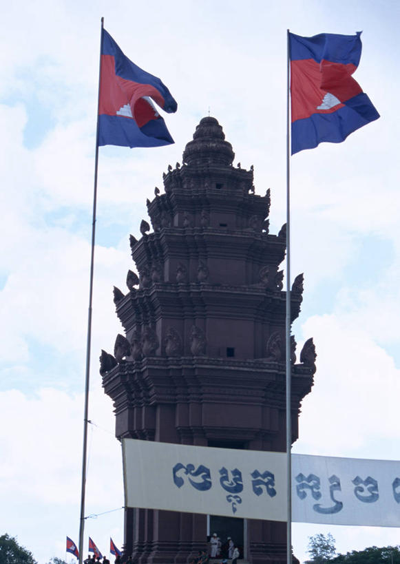 无人,宫殿,竖图,室外,白天,仰视,旅游,度假,名胜古迹,标志建筑,地标,建筑,旗帜,国旗,柬埔寨,亚洲,两面,吊挂,悬挂,阴影,遗迹,光线,影子,云,云朵,首都,挂,云彩,古迹,文物,娱乐,建设,古建筑,蓝色,白云,蓝天,天空,阳光,天,享受,休闲,旅游胜地,放松,东南亚,晴朗,古文明,高棉,金边皇宫,柬埔寨王国,吉蔑,金边市,四臂湾大皇宫,旗,晴空,彩图,低角度拍摄,皇宫,柬埔寨国旗,金边