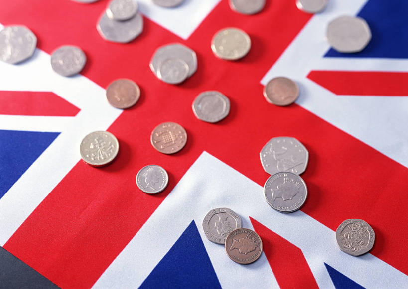 无人,横图,俯视,室外,特写,白天,钱,静物,旗帜,国旗,一堆,许多,阴影,堆叠,堆积,反射,钱币,影子,英国国旗,金融,经济,英镑,堆,米字旗,流通,贸易,货币,现金,硬币,旗,彩图,高角度拍摄