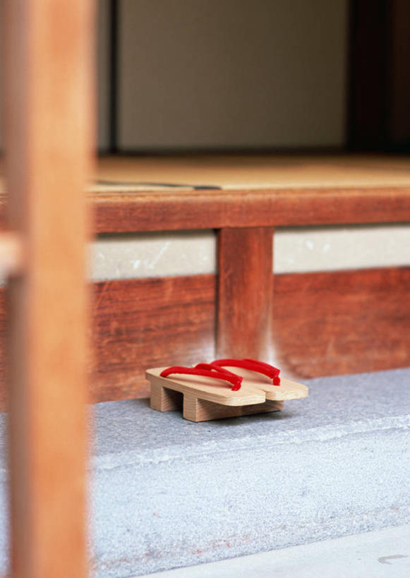 无人,家,竖图,室内,特写,白天,正面,静物,鞋子,一双,房屋,屋子,木屐,楼房,住宅,红色,木鞋,彩图,人字拖,人字拖鞋,房子