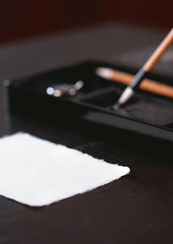 无人,竖图,俯视,室内,特写,白天,桌面,桌子,静物,阴影,反射,木制,笔,毛笔,砚台,影子,纸,办公用品,纸张,砚,文化,文具,木制品,学习用品,文具用品,文房四宝,和纸,日本纸,彩图,高角度拍摄