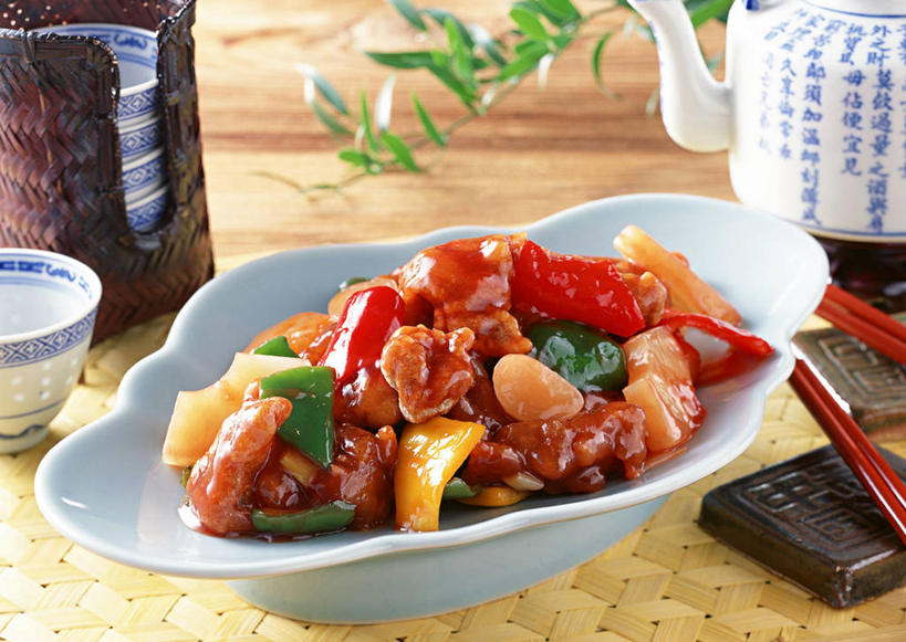 无人,横图,俯视,室内,特写,白天,烹饪,中餐,植物,筷子,桌面,桌子,菠萝,辣椒,蔬菜,餐具,水果,叶子,阴影,新鲜,反射,木制,碟子,粉末,壶,盘,纹理,影子,调味,肉,生食,香料,佐料,料理,食品,果实,绿叶,枝条,筷架,筷枕,文化,蔬果,传统,猪肉,菜肴,美食,肉类,水壶,树,树木,树枝,食物,绿色,盘子,茶壶,木制品,容器,碟,中式,嫩叶,粉,佳肴,有机食品,绿色食品,礼节,辣椒粉,筷子架,配料,礼仪,肉食,彩椒,辣角,红海椒,大椒,辣虎,广椒,豚肉,肌理,作料,粉状,虬枝,枝杈,叶,叶片,叶脉,进餐用具,凤梨,甜椒,柿子椒,辣子,海椒,番椒,灯笼椒,彩图,高角度拍摄,酸甜,糖醋菜,糖醋肉段