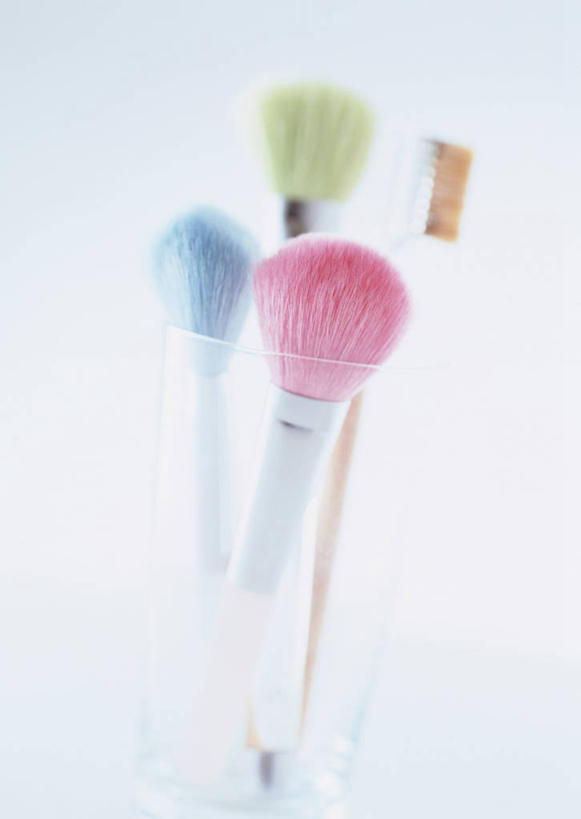 无人,竖图,彩色,室内,特写,白天,白色背景,正面,桌面,桌子,静物,阴影,反射,木制,影子,化妆刷,木制品,刷子,四个,摄影,影棚,腮红刷,五颜六色,色彩斑斓,美容工具,五彩缤纷,彩妆刷,化妆工具,五彩斑斓,五光十色,胭脂刷,彩图,影棚拍摄,拍摄