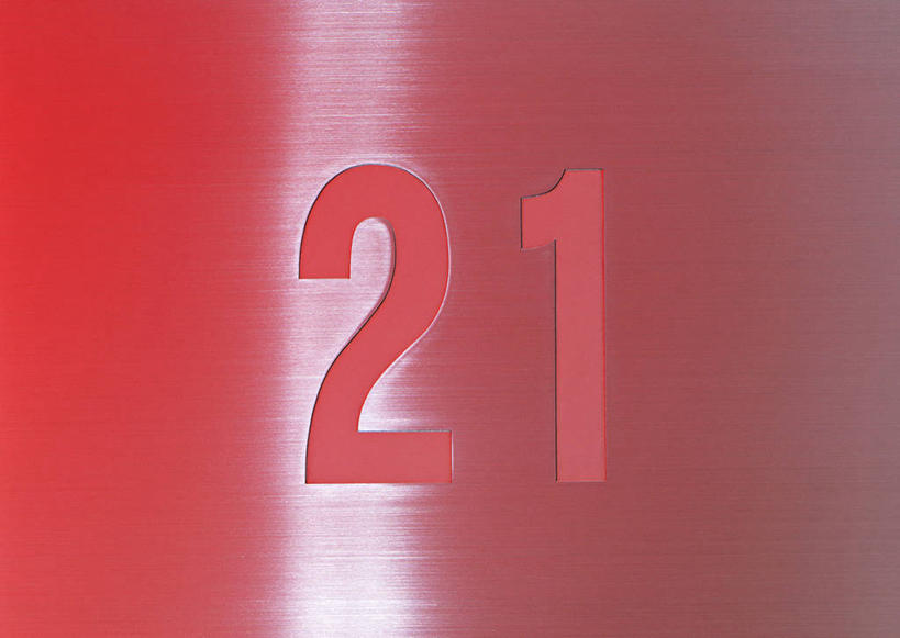 无人,横图,俯视,室内,特写,白天,静物,金属制品,阴影,红色背景,时间,反射,二十一世纪,世纪,金属,标志,数字,文字,影子,字符,标识,两个,摄影,阿拉伯数字,影棚,彩图,高角度拍摄,影棚拍摄,拍摄,21世纪,年代,新世纪