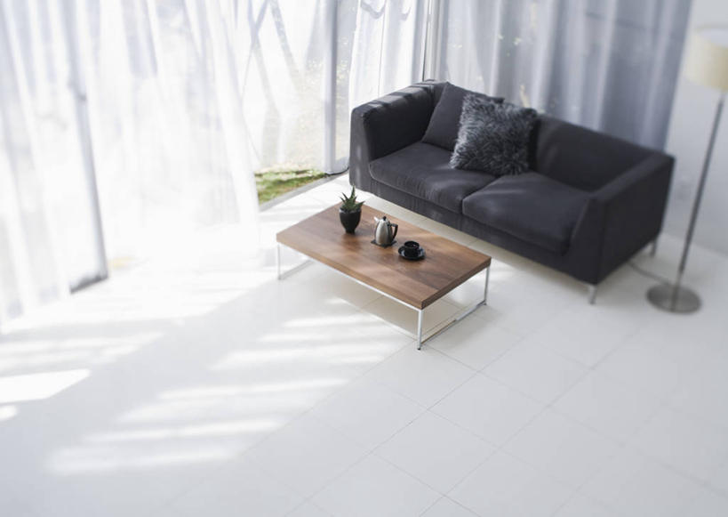 咖啡,无人,家,客厅,横图,俯视,室内,白天,幸福,植物,别墅,窗户,窗帘,家具,靠垫,落地窗,沙发,装修,桌子,建筑,杯子,餐具,照明,欧式,阴影,装饰,反射,木制,瓷器,瓷砖,地砖,碟子,壶,盘,盆栽,影子,房屋,屋子,公寓,灯光,咖啡杯,咖啡壶,靠枕,盆景,陶瓷制品,地面,豪华,茶几,娱乐,建设,现代,装潢,洋房,楼房,玻璃窗,住宅,灯,饮料,绿色,白色,黑色,自然,帘子,盘子,木制品,容器,灯具,垫子,碟,落地灯,室内装潢,枕头,享受,休闲,温馨,遮阳,放松,乐趣,生长,成长,华丽,修饰,样板房,明亮,照亮,点缀,提神,起居室,舒适,家居装潢,照明设备,瓷杯,醒脑,房屋设计,地中海风格,古典风格,简约风格,布艺沙发,室内设计,宽敞,样板房装潢,衬托,美观,雅致,雅观,软饮料,客堂,设计,彩图,高角度拍摄,房子