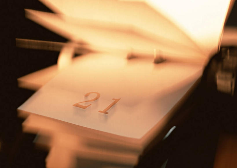 无人,横图,室内,特写,白天,正面,静物,名片,阴影,朦胧,模糊,时间,反射,二十一世纪,世纪,信息,标志,数字,文字,影子,字符,联系,标识,架子,卡片,阿拉伯数字,身份,名刺,名帖,交往,名片架,旋转名片架,彩图,商业,桌面名片架,21世纪,年代,新世纪