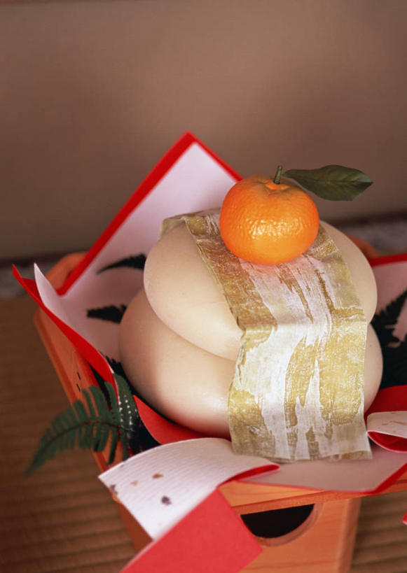 无人,竖图,俯视,室内,特写,白天,桌面,桌子,水果,阴影,节日,辟邪,新鲜,反射,木制,影子,生食,食品,年糕,果实,塌塌米,榻榻米,文化,食物,木制品,祈祷,健康,许愿,有机食品,绿色食品,纪念,祈求,护身符,祭祀,镜饼,甜橙,驱邪,护符,保佑,庇佑,御守,叠席,平安,橙子,橙,彩图,高角度拍摄,鹄壳,黄橙,黄果,金橙,金环,金球,糖橙,传统文化