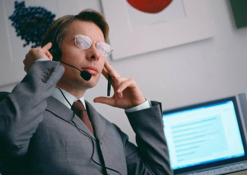 西方人,一个人,商务人士,商务男性,办公室,坐,横图,室内,白天,正面,衬衫,通讯,客服,电脑,显示器,鼠标,键盘,家具,桌子,旗帜,国旗,欧洲,欧洲人,仅一个男性,仅一个人,仅一个中年男性,一副,套装,网络,信息,日本国旗,眼镜,办公桌,墙,听,话务员,注视,输入设备,通讯设备,墙壁,墙面,耳机,耳麦,话筒,观察,看,台式电脑,服务,通信,观看,协调,察看,麦克风,头戴式耳麦,关注,销售,通信设备,商务装,近视眼镜,工薪阶层,输出设备,客服人员,电话销售,办公家具,接待员,客户服务,男人,男性,中年男性,白种人,白领,接线员,上班族,旗,坐着,半身,彩图,衬衣,日章旗,头戴式耳机