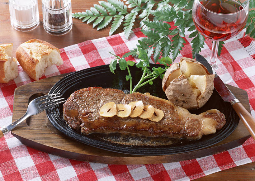 点心,面包,红酒,葡萄酒,无人,横图,俯视,室内,特写,白天,烹饪,西餐,植物,桌面,桌子,蔬菜,土豆,杯子,餐具,叶子,阴影,新鲜,反射,木制,碟子,高脚杯,盘,纹理,影子,调料,调味,肉,香料,佐料,牛排,牛肉,料理,食品,面点,绿叶,红酒杯,酒类,黑胡椒,调味品,调味料,法国面包,烤土豆,菜肴,美食,肉类,玻璃制品,酒,食物,糕点,饮料,一个,绿色,盘子,玻璃瓶,酒杯,木制品,瓶子,碟,嫩叶,红葡萄酒,西式,佳肴,有机食品,绿色食品,单个,法棍,配料,长棍面包,葡萄酒杯,肉食,法式长棍面包,肌理,馍馍蛋,作料,叶,叶片,叶脉,玻璃杯,洋芋,山药蛋,马铃薯,胡椒,彩图,高角度拍摄